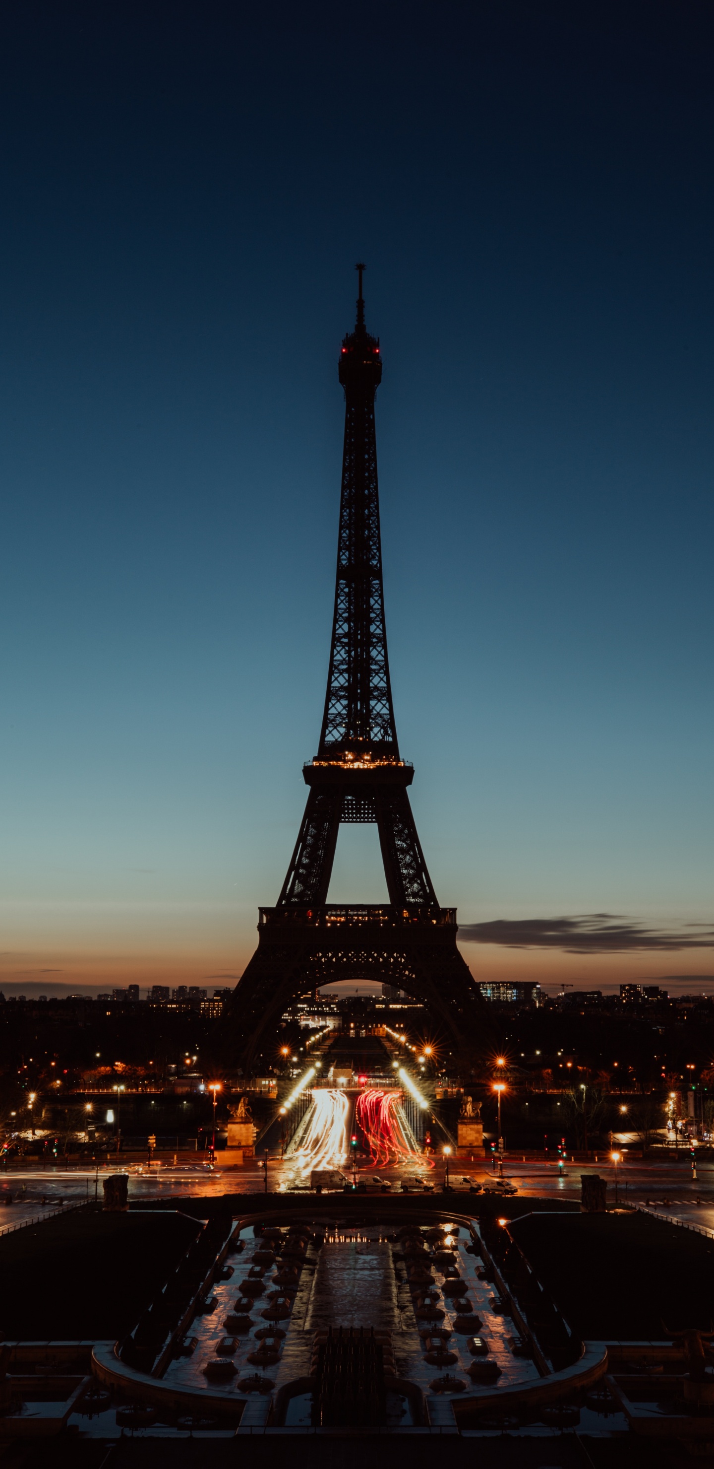 Eiffelturm in Paris Während Der Nacht. Wallpaper in 1440x2960 Resolution