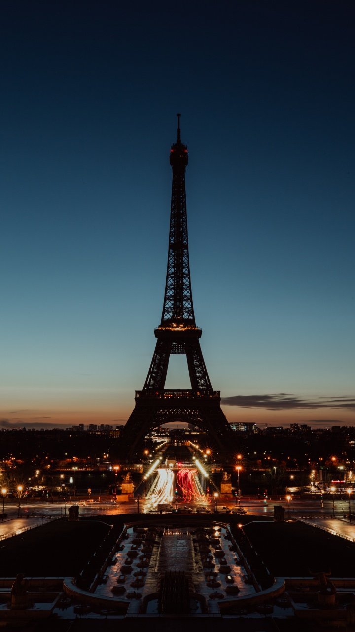 Tour Eiffel à Paris Pendant la Nuit. Wallpaper in 720x1280 Resolution