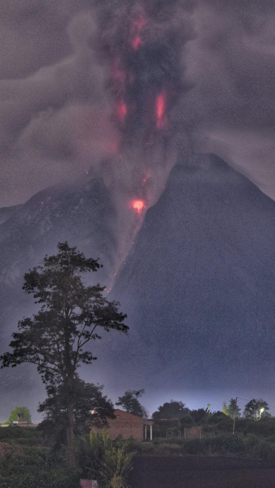 Grüne Bäume Und Berge Mit Weißen Wolken. Wallpaper in 1080x1920 Resolution