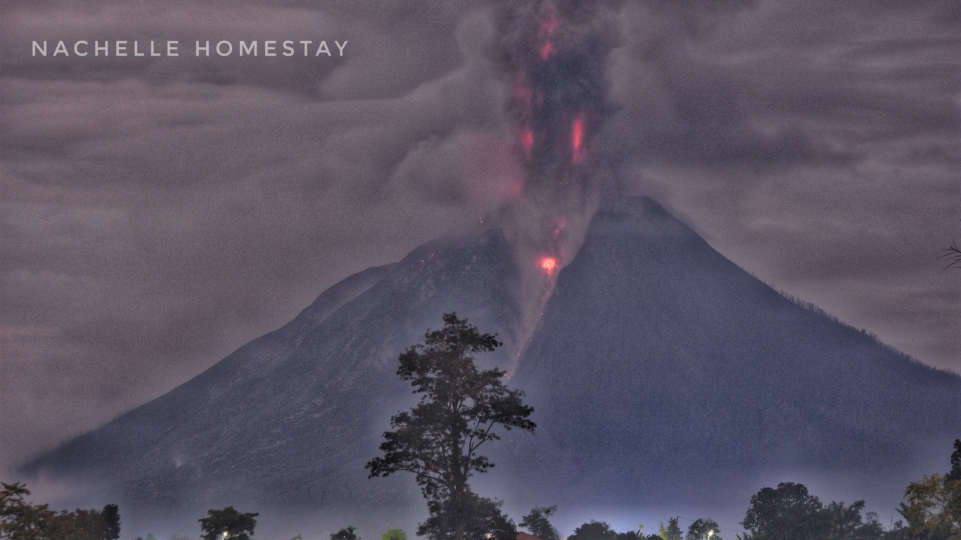 Arbres Verts et Montagne Avec Des Nuages Blancs. Wallpaper in 1366x768 Resolution