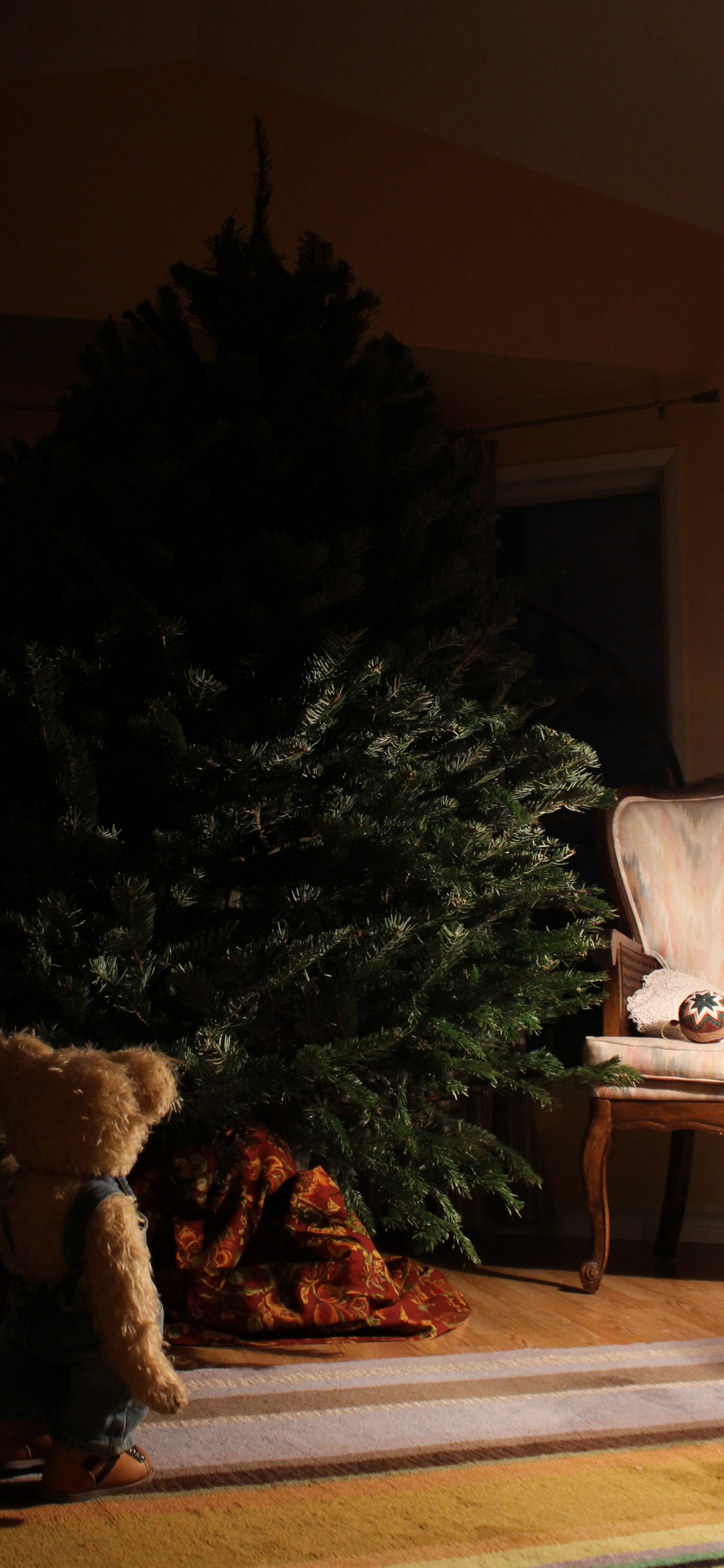 Grüner Weihnachtsbaum Neben Weißem Sofa. Wallpaper in 1125x2436 Resolution