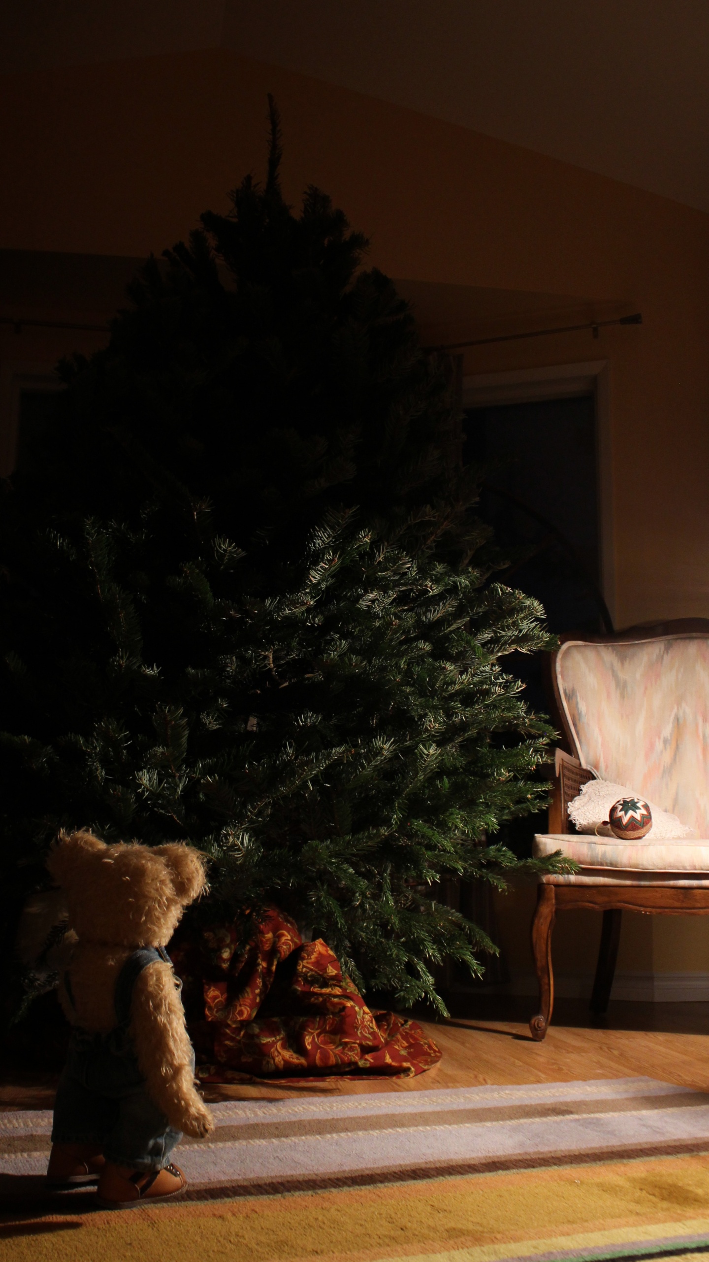 Grüner Weihnachtsbaum Neben Weißem Sofa. Wallpaper in 1440x2560 Resolution