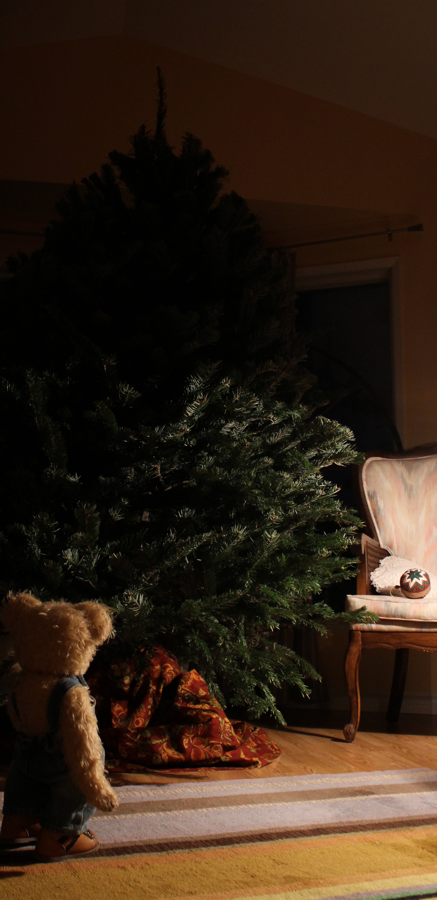 Grüner Weihnachtsbaum Neben Weißem Sofa. Wallpaper in 1440x2960 Resolution