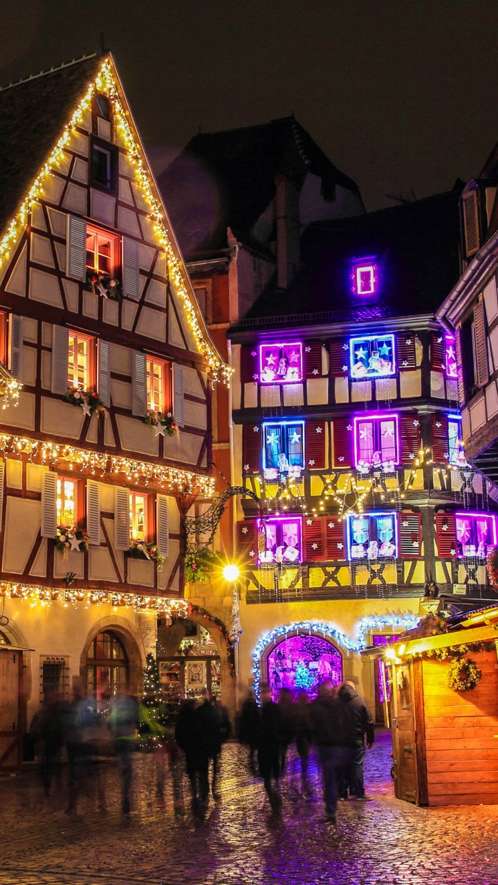 Braunes Betongebäude in Der Nacht. Wallpaper in 720x1280 Resolution