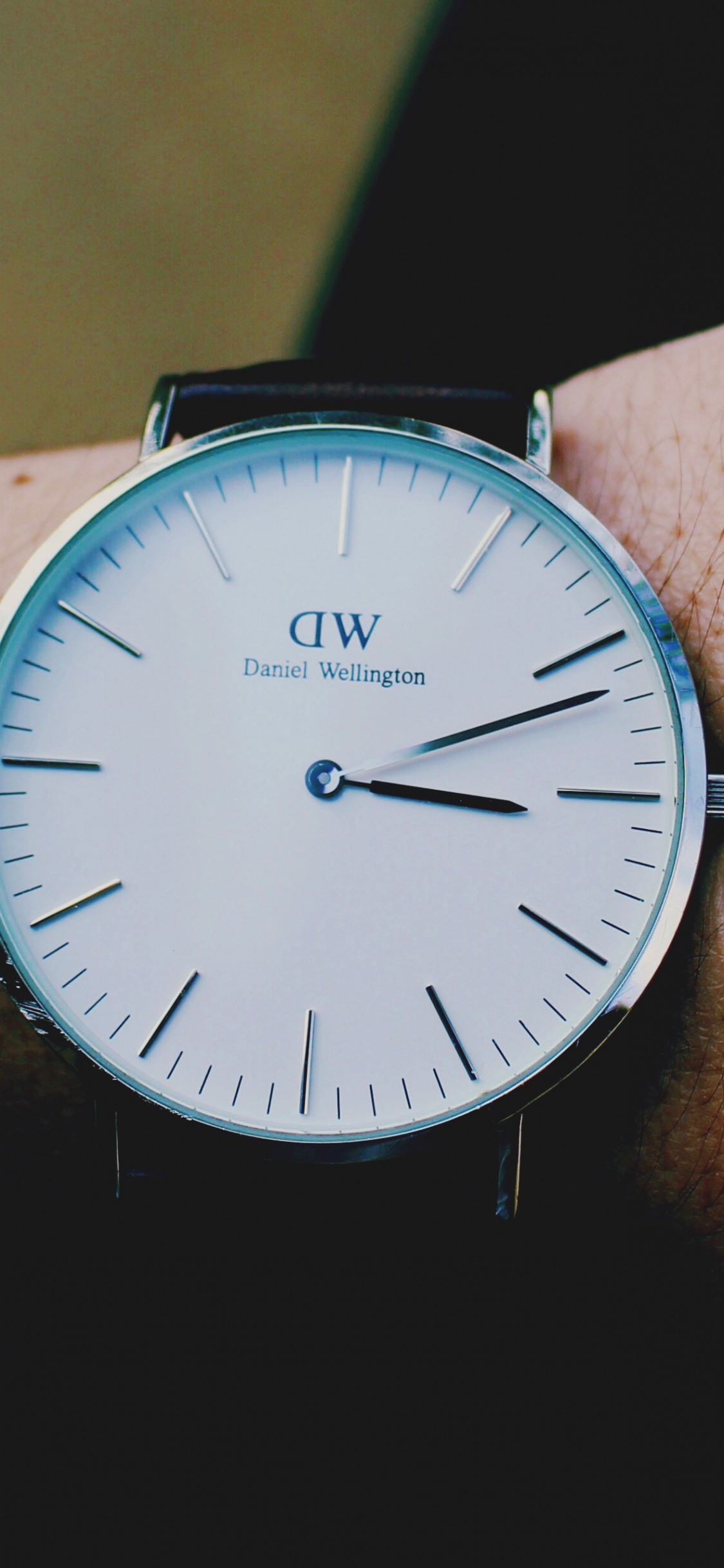 Person Wearing Silver Round Analog Watch. Wallpaper in 1125x2436 Resolution