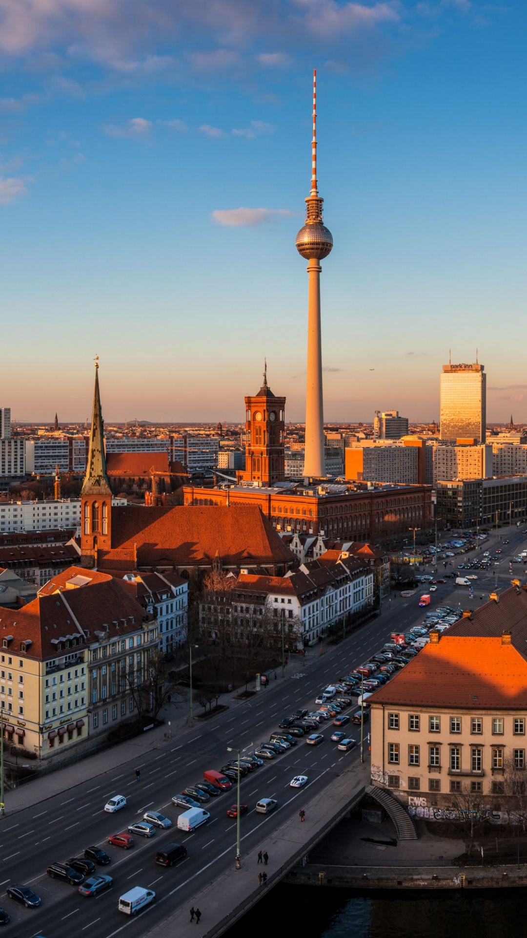 Skyline Der Stadt Unter Blauem Himmel Tagsüber. Wallpaper in 1080x1920 Resolution