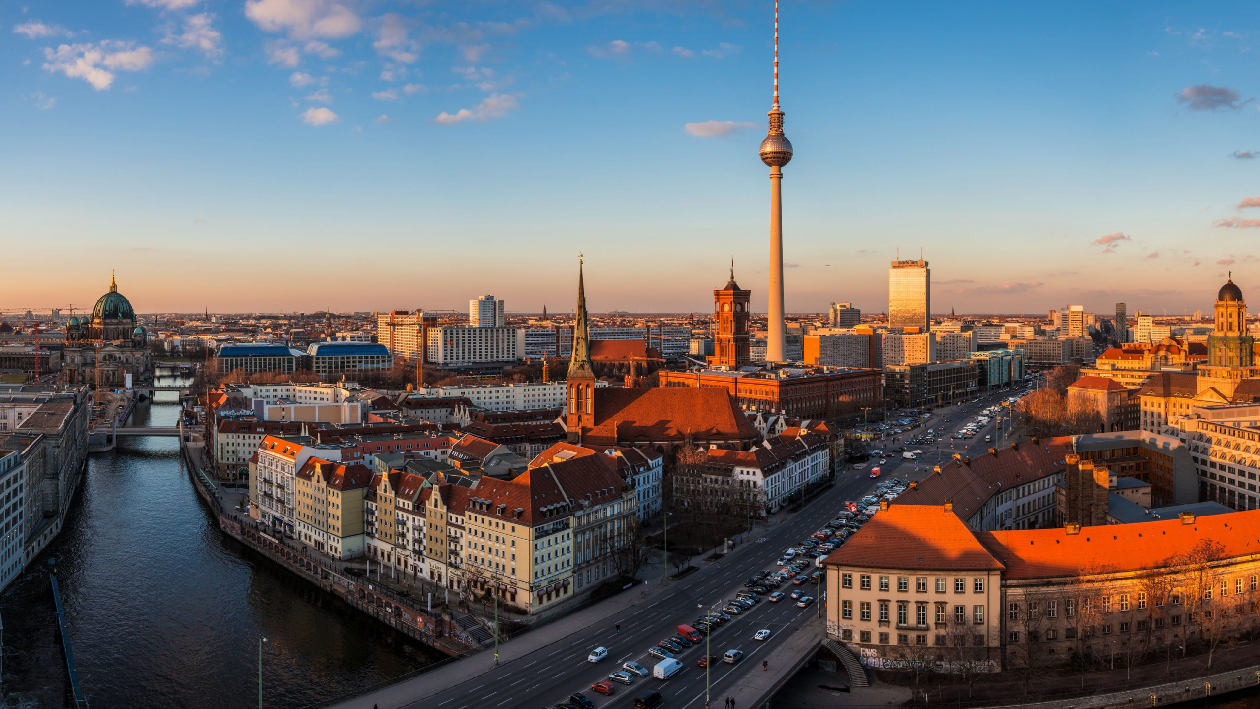 Skyline Der Stadt Unter Blauem Himmel Tagsüber. Wallpaper in 2560x1440 Resolution