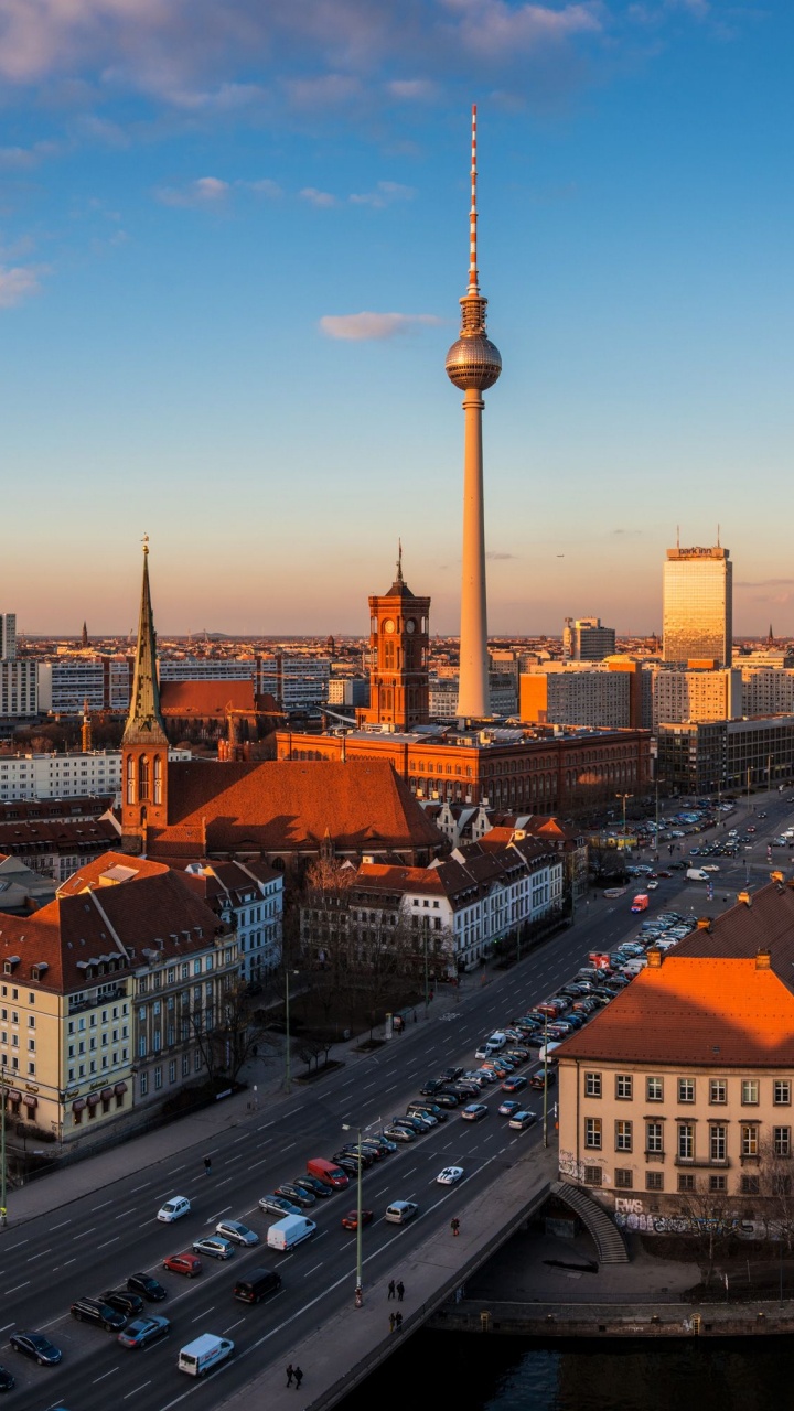Skyline Der Stadt Unter Blauem Himmel Tagsüber. Wallpaper in 720x1280 Resolution