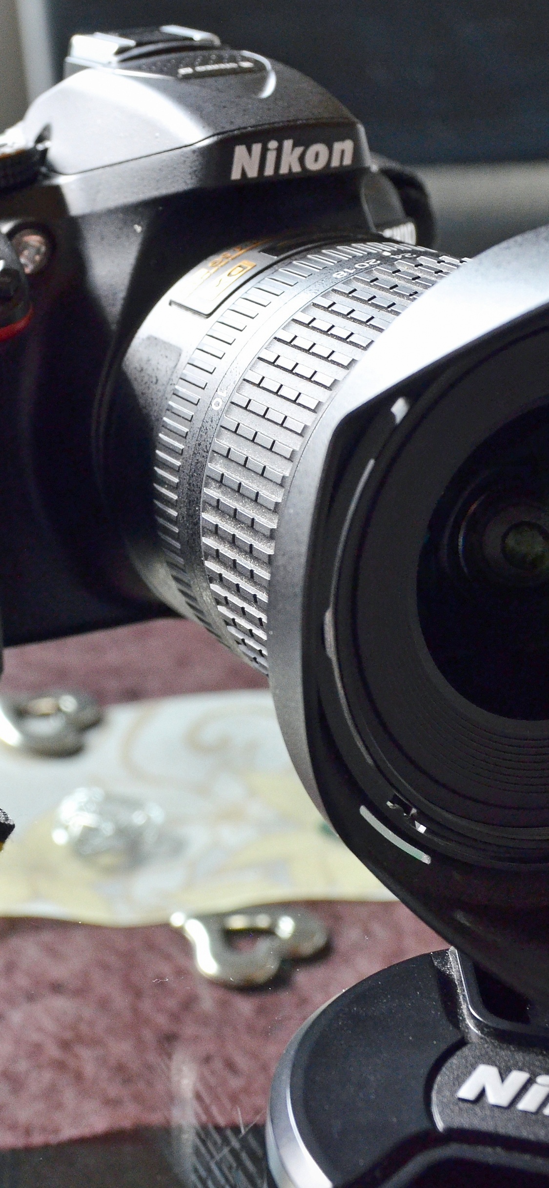 Appareil Photo Reflex Numérique Nikon Noir Sur Textile Marron et Noir. Wallpaper in 1125x2436 Resolution