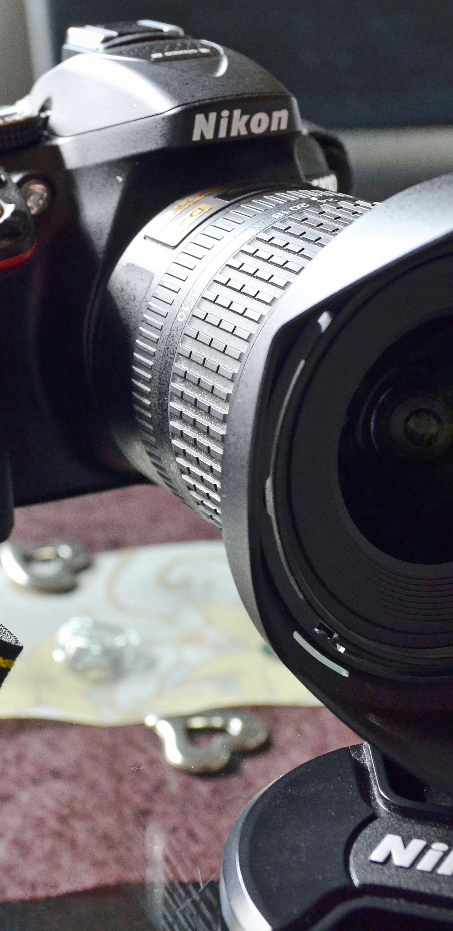 Appareil Photo Reflex Numérique Nikon Noir Sur Textile Marron et Noir. Wallpaper in 1440x2960 Resolution