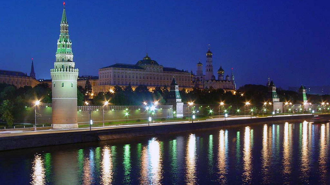 White Concrete Building Near Body of Water During Nighttime. Wallpaper in 1280x720 Resolution