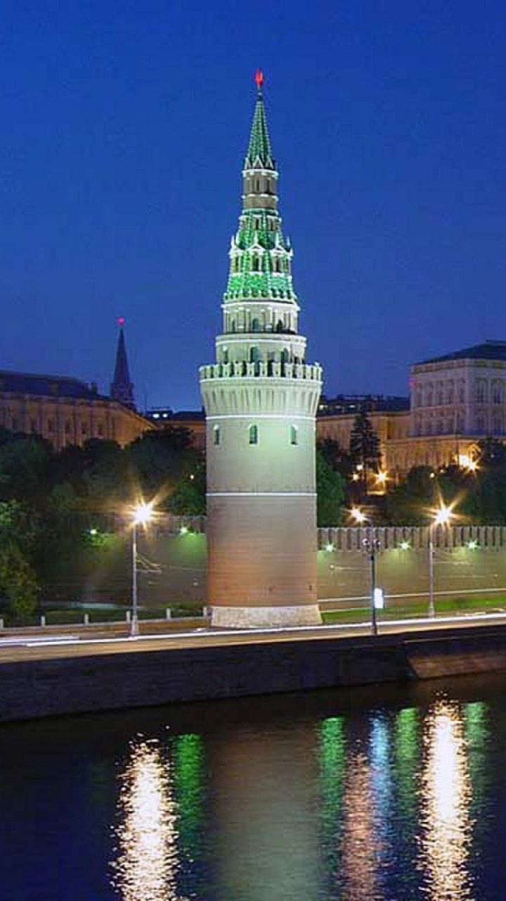 Bâtiment en Béton Blanc Près D'un Plan D'eau Pendant la Nuit. Wallpaper in 720x1280 Resolution