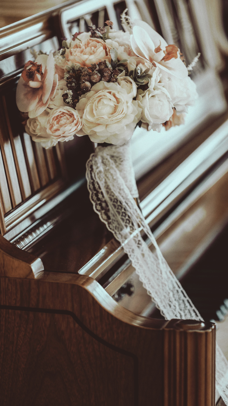 Weiße Florale Keramikfigur Auf Braunem Holztisch. Wallpaper in 750x1334 Resolution