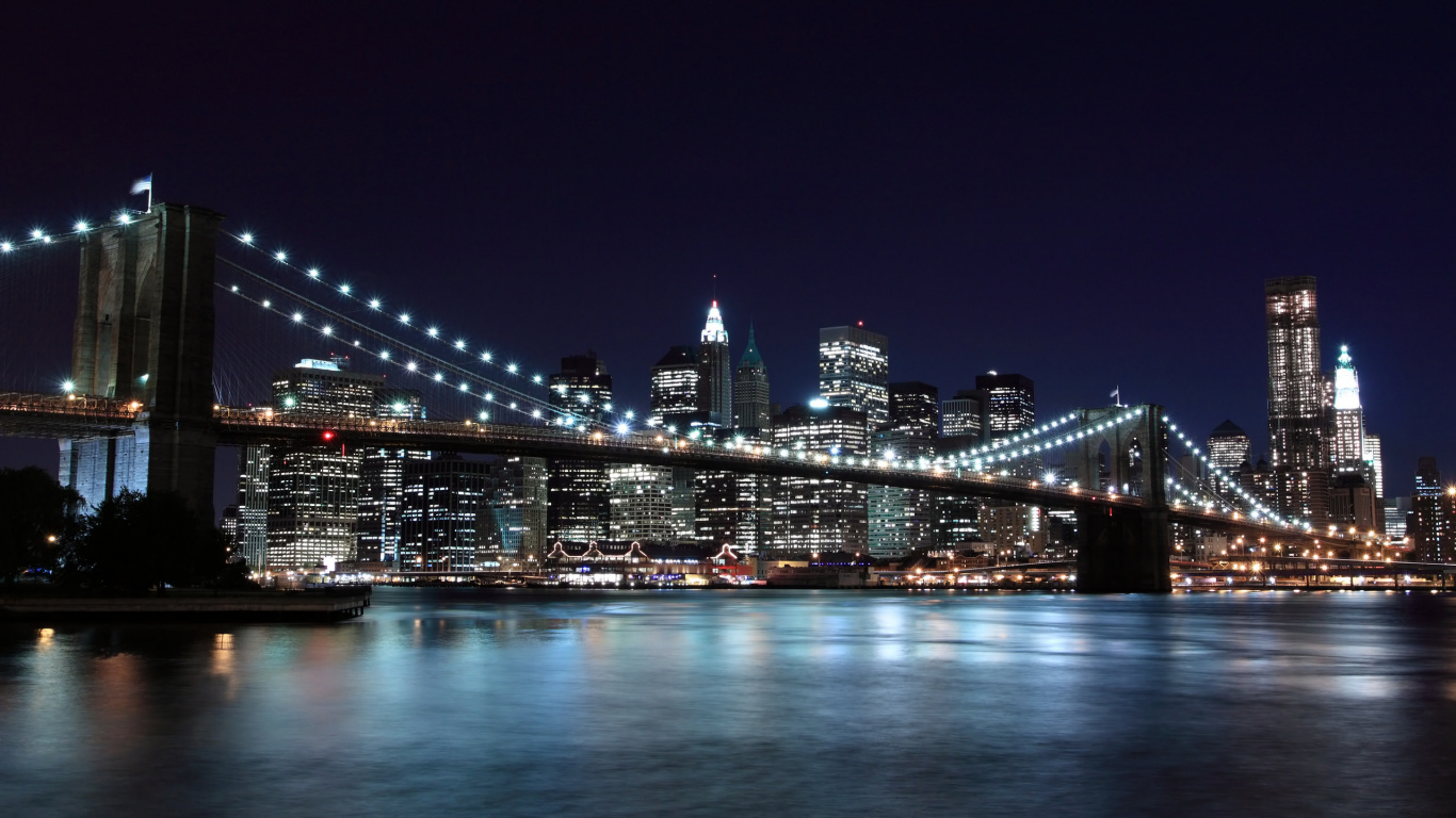 Pont Éclairé Au-dessus de L'eau Pendant la Nuit. Wallpaper in 1366x768 Resolution