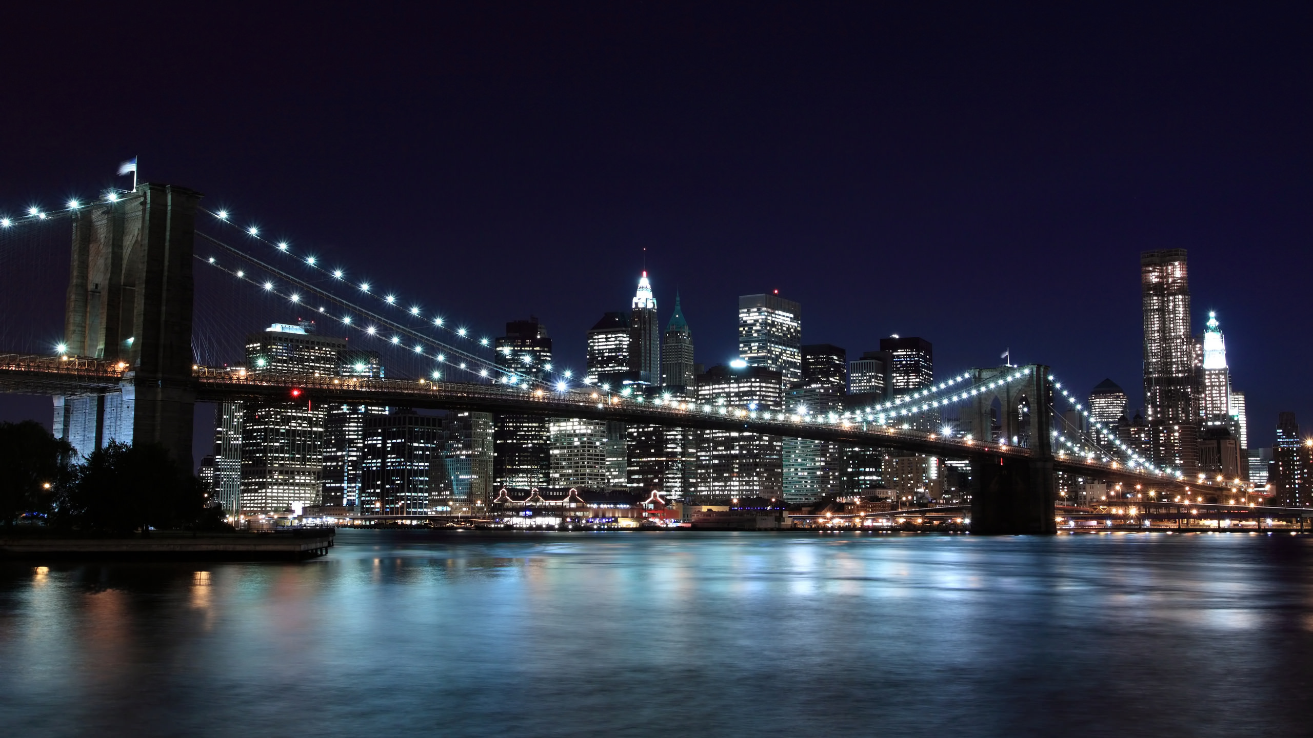 Pont Éclairé Au-dessus de L'eau Pendant la Nuit. Wallpaper in 2560x1440 Resolution