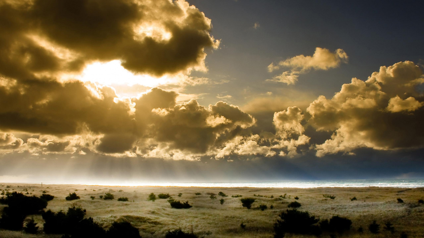 Vagues de la Mer se Brisant Sur le Rivage Sous un Ciel Nuageux Pendant la Journée. Wallpaper in 1366x768 Resolution