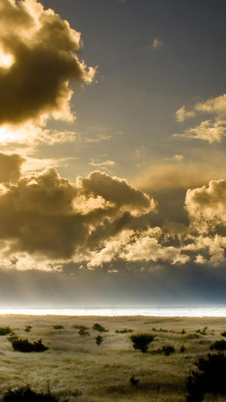 Meereswellen, Die Tagsüber Unter Bewölktem Himmel an Land Krachen. Wallpaper in 720x1280 Resolution