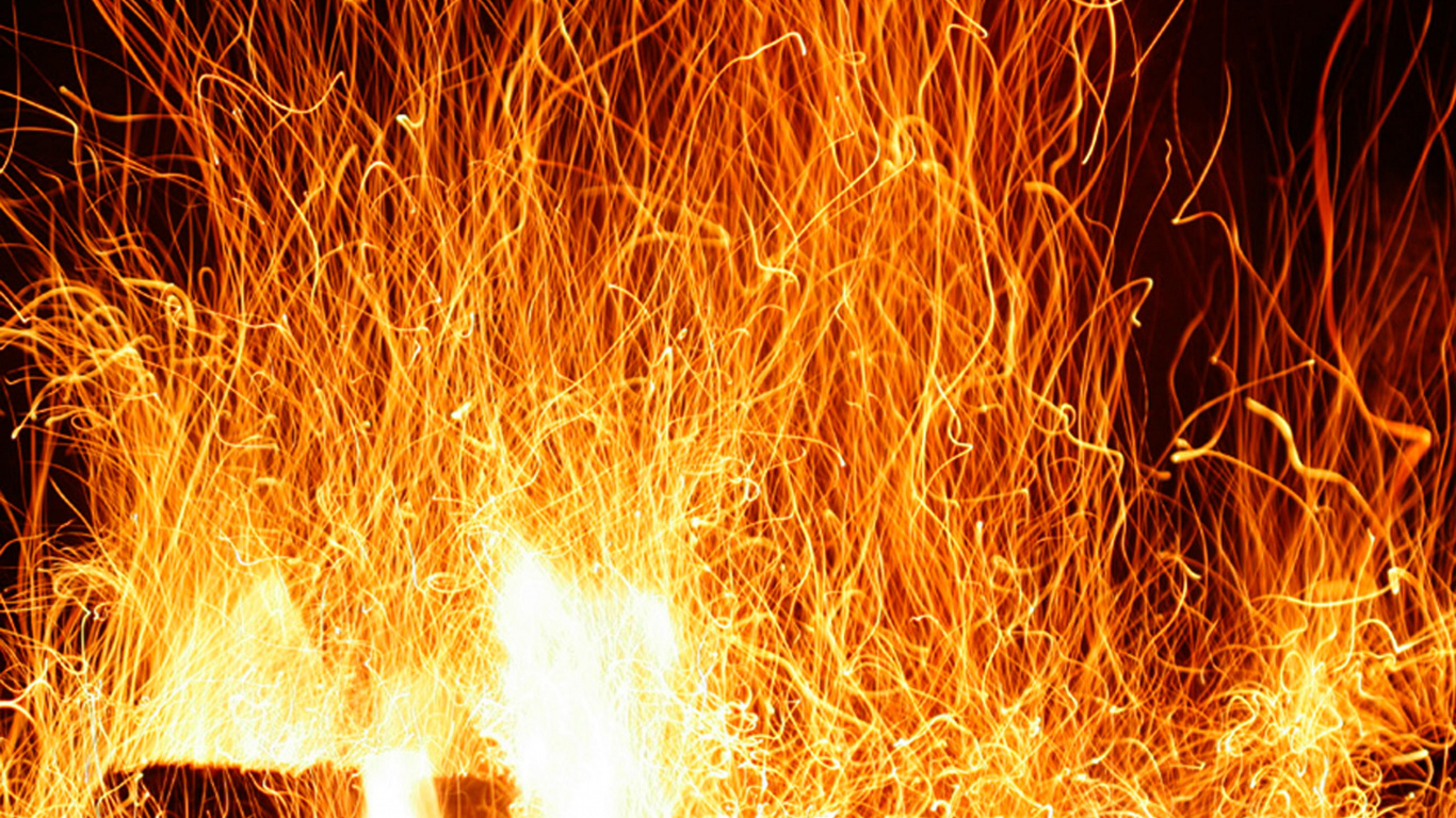Fuego en Llamas Durante la Noche. Wallpaper in 1366x768 Resolution