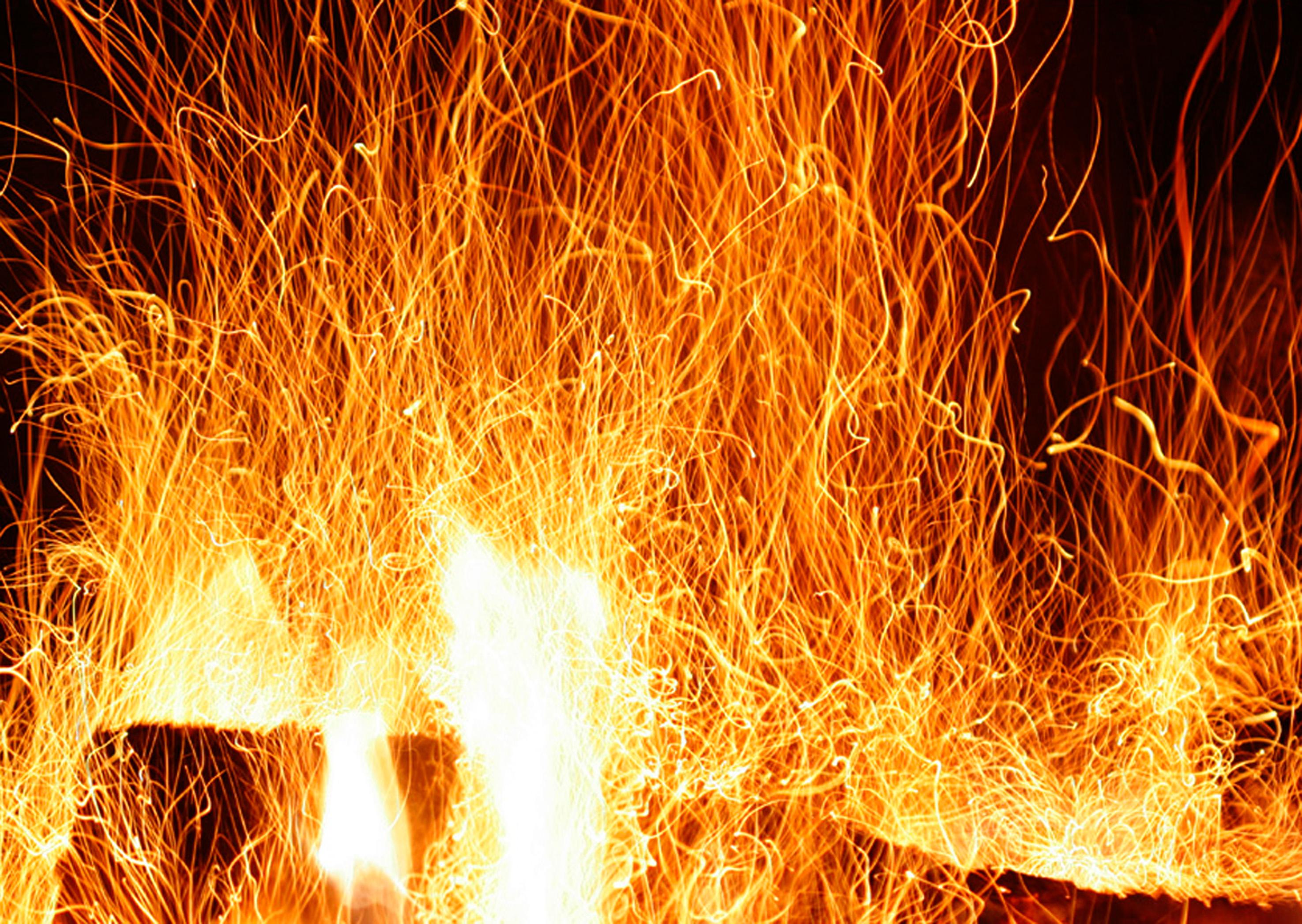 Fondos de Pantalla Fuego en Llamas Durante la Noche, Imágenes y Fotos Gratis