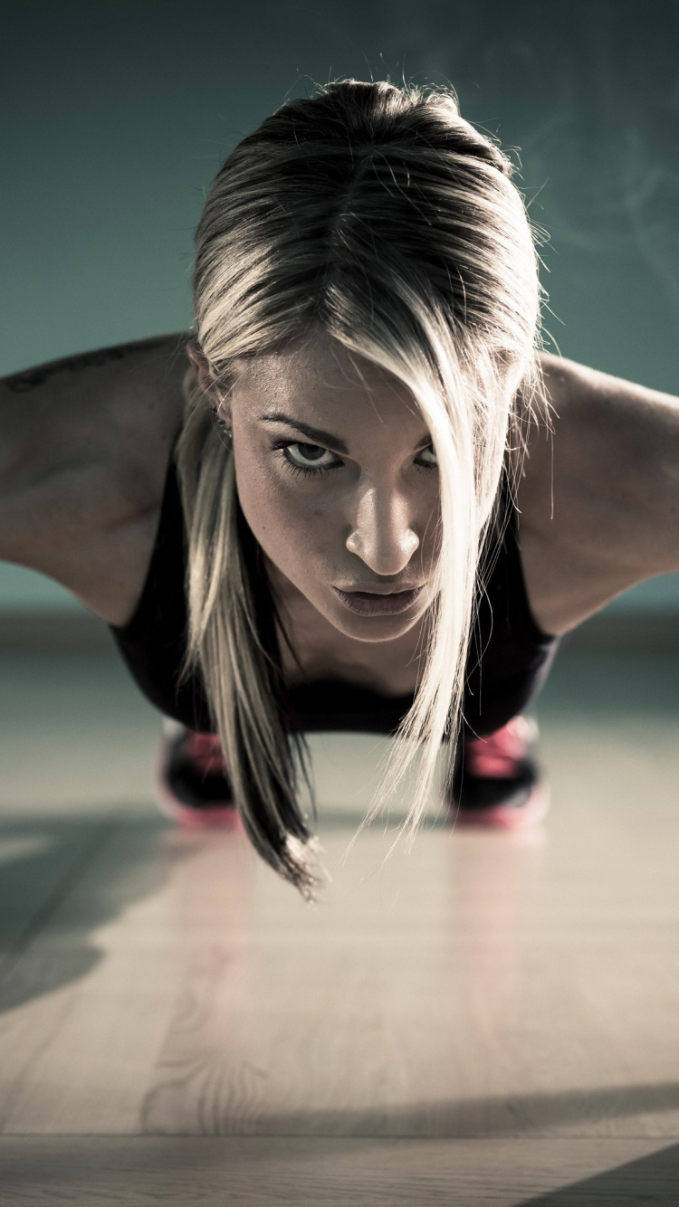 Femme en Débardeur Noir et Pantalon Noir Faisant du Yoga. Wallpaper in 750x1334 Resolution