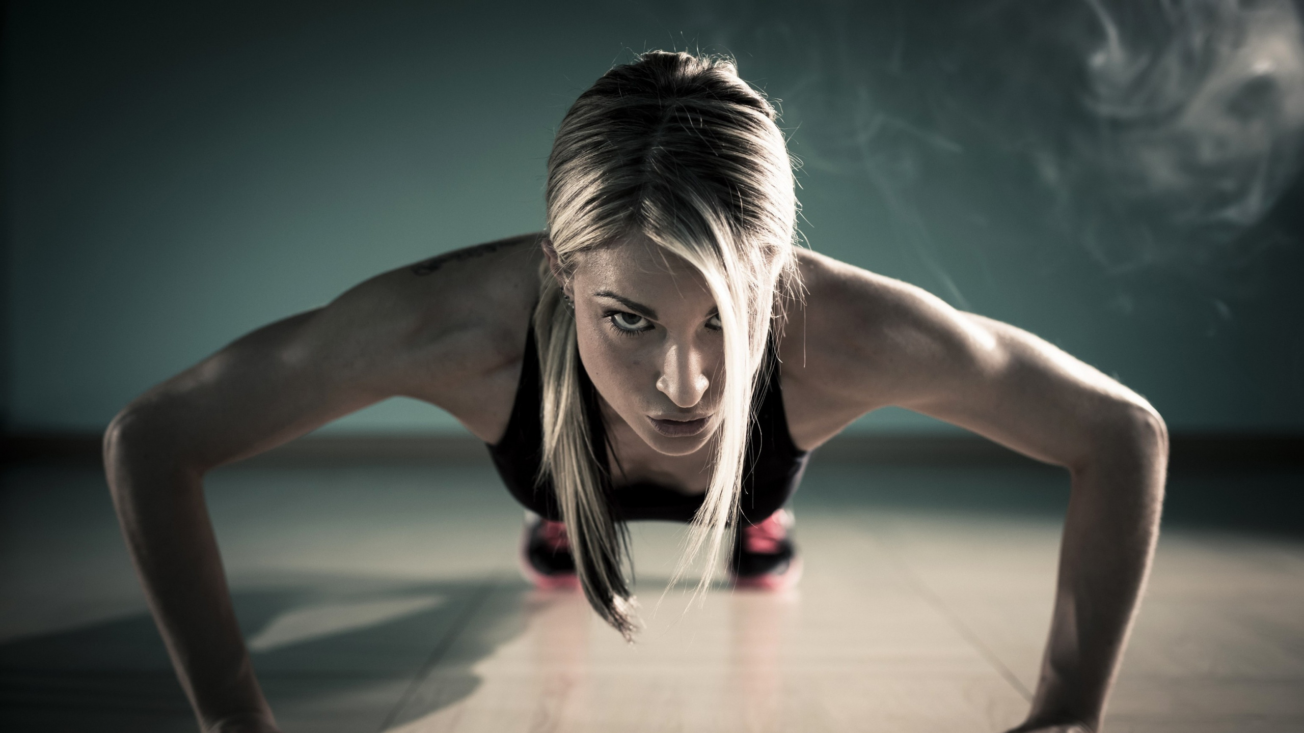 Mujer en Camiseta Negra y Pantalón Negro Haciendo Yoga. Wallpaper in 2560x1440 Resolution