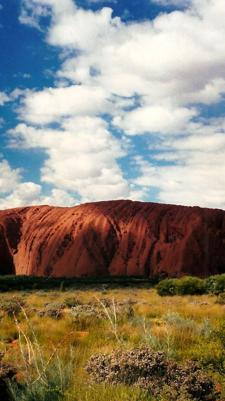 Brauner Berg Unter Blauem Himmel Tagsüber. Wallpaper in 720x1280 Resolution