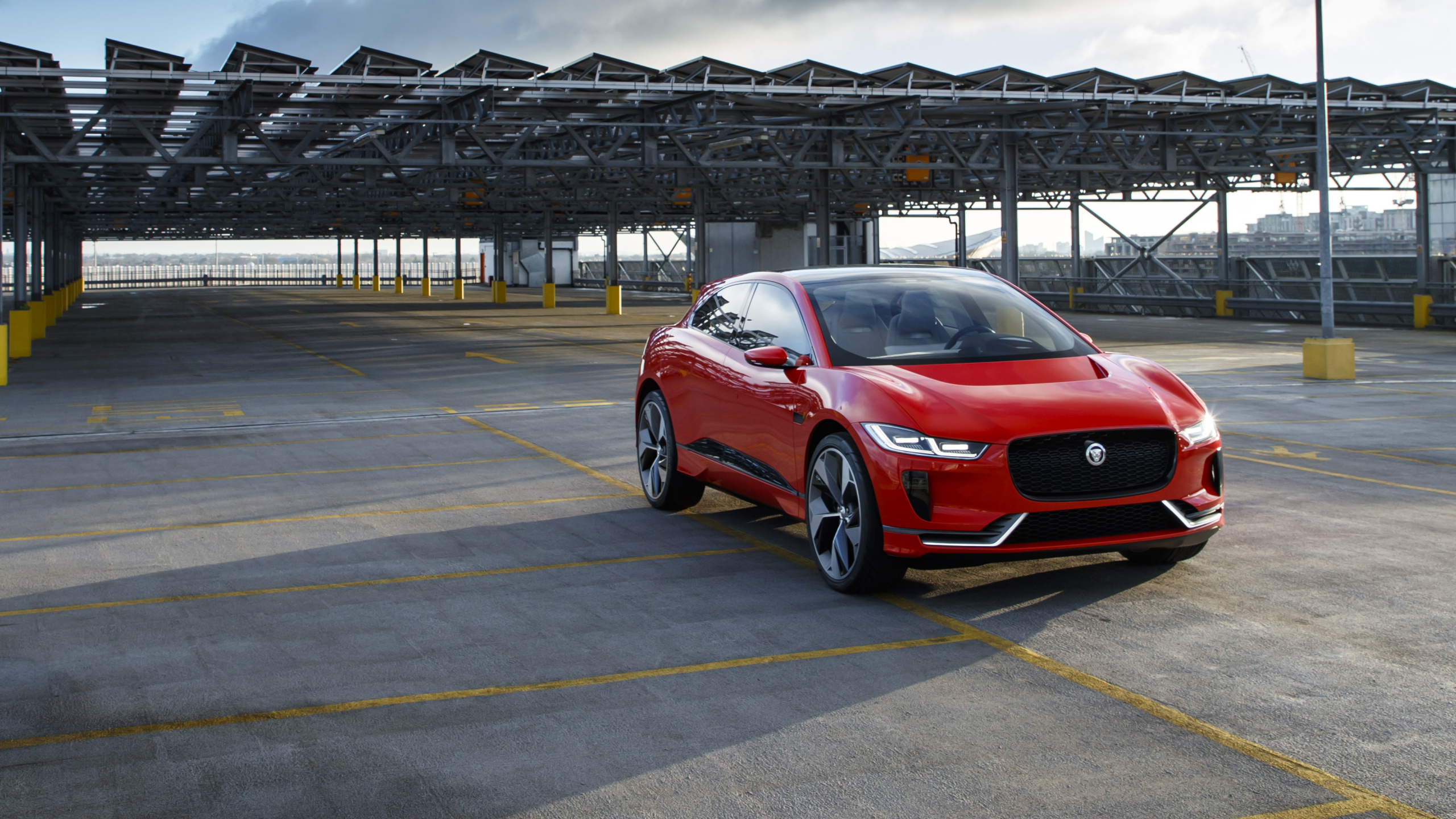 Voiture Rouge Sur Route Goudronnée Grise Sous un Ciel Nuageux Gris Pendant la Journée. Wallpaper in 2560x1440 Resolution