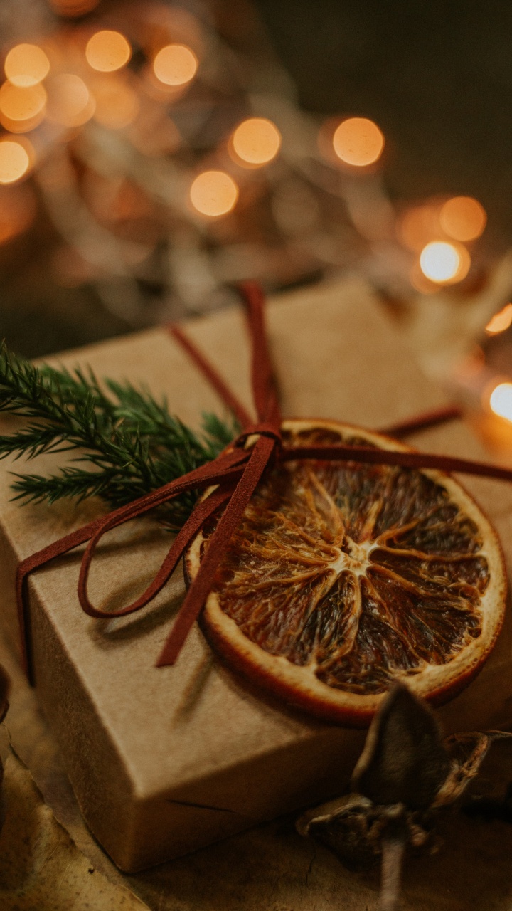 Adorno Redondo de Madera Marrón Sobre Mesa de Madera Marrón. Wallpaper in 720x1280 Resolution