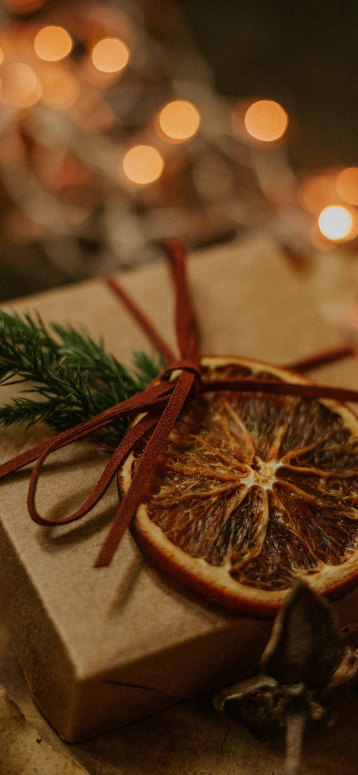 Ornement Rond en Bois Marron Sur Une Table en Bois Marron. Wallpaper in 1242x2688 Resolution