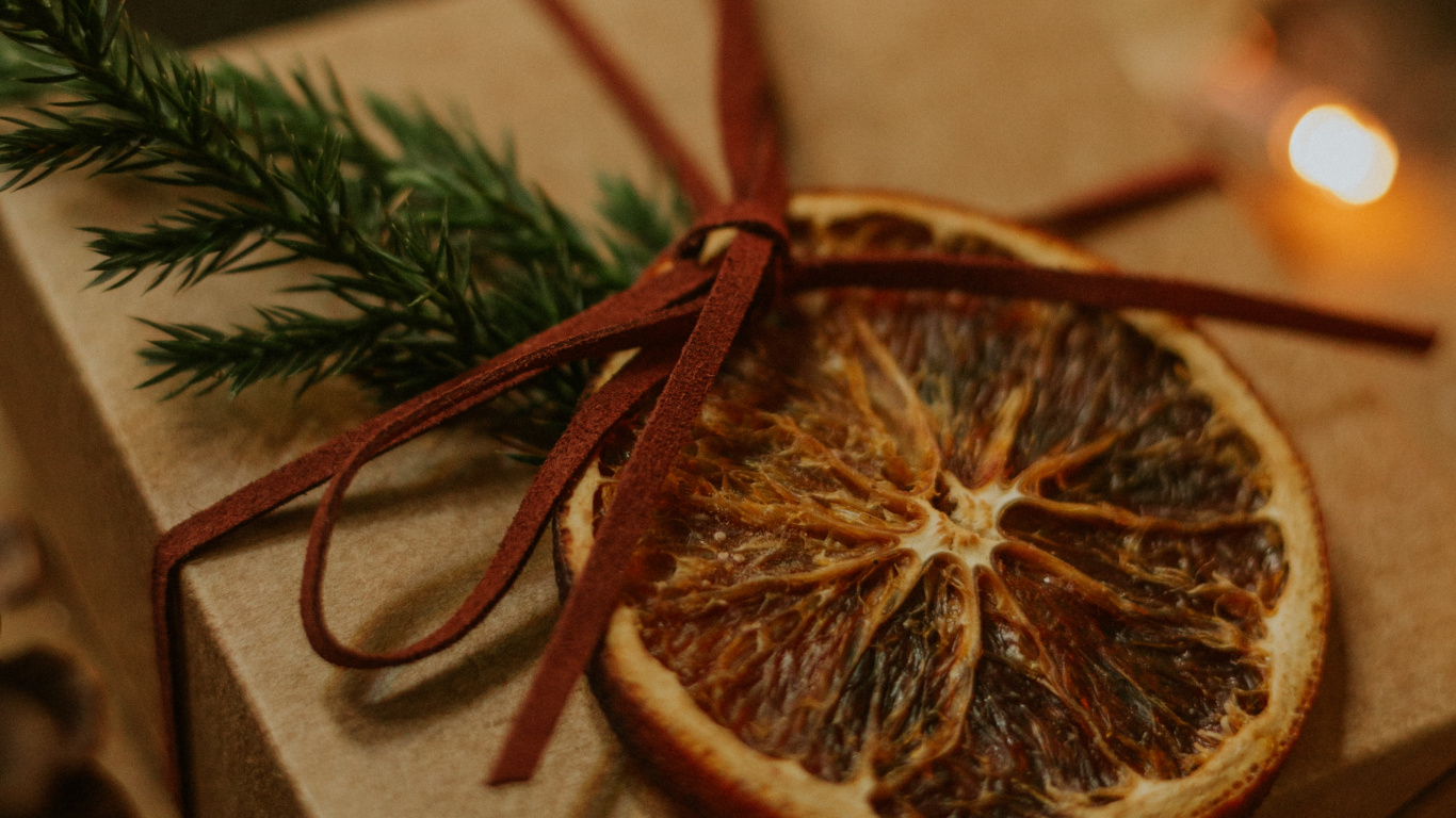 Ornement Rond en Bois Marron Sur Une Table en Bois Marron. Wallpaper in 1366x768 Resolution