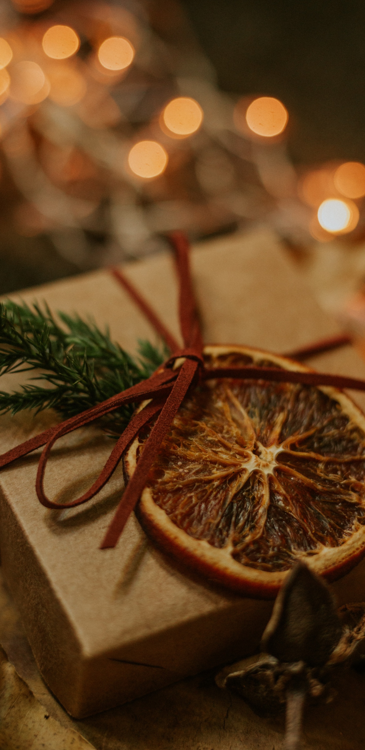 Ornement Rond en Bois Marron Sur Une Table en Bois Marron. Wallpaper in 1440x2960 Resolution