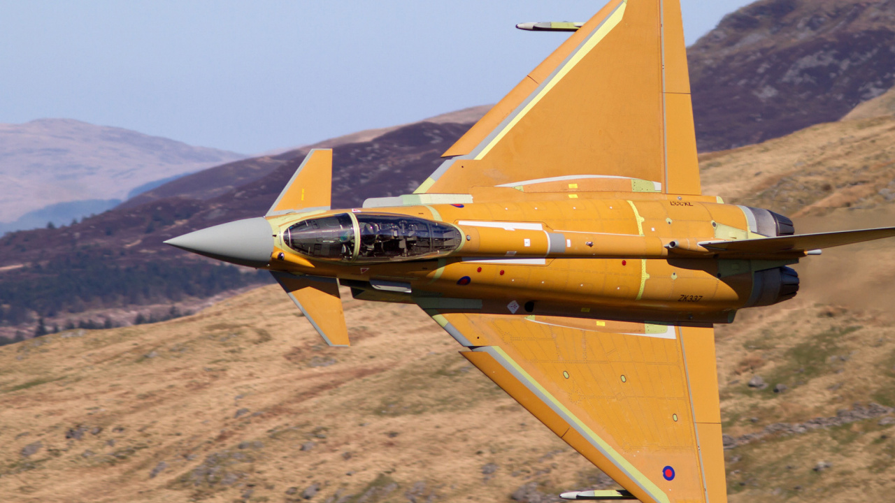 Brown and Black Jet Plane on Brown Field During Daytime. Wallpaper in 1280x720 Resolution