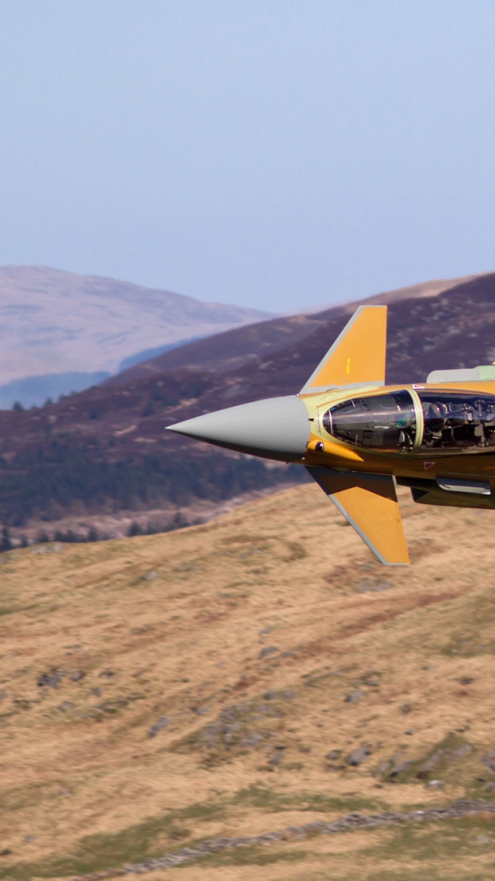 Brown and Black Jet Plane on Brown Field During Daytime. Wallpaper in 720x1280 Resolution