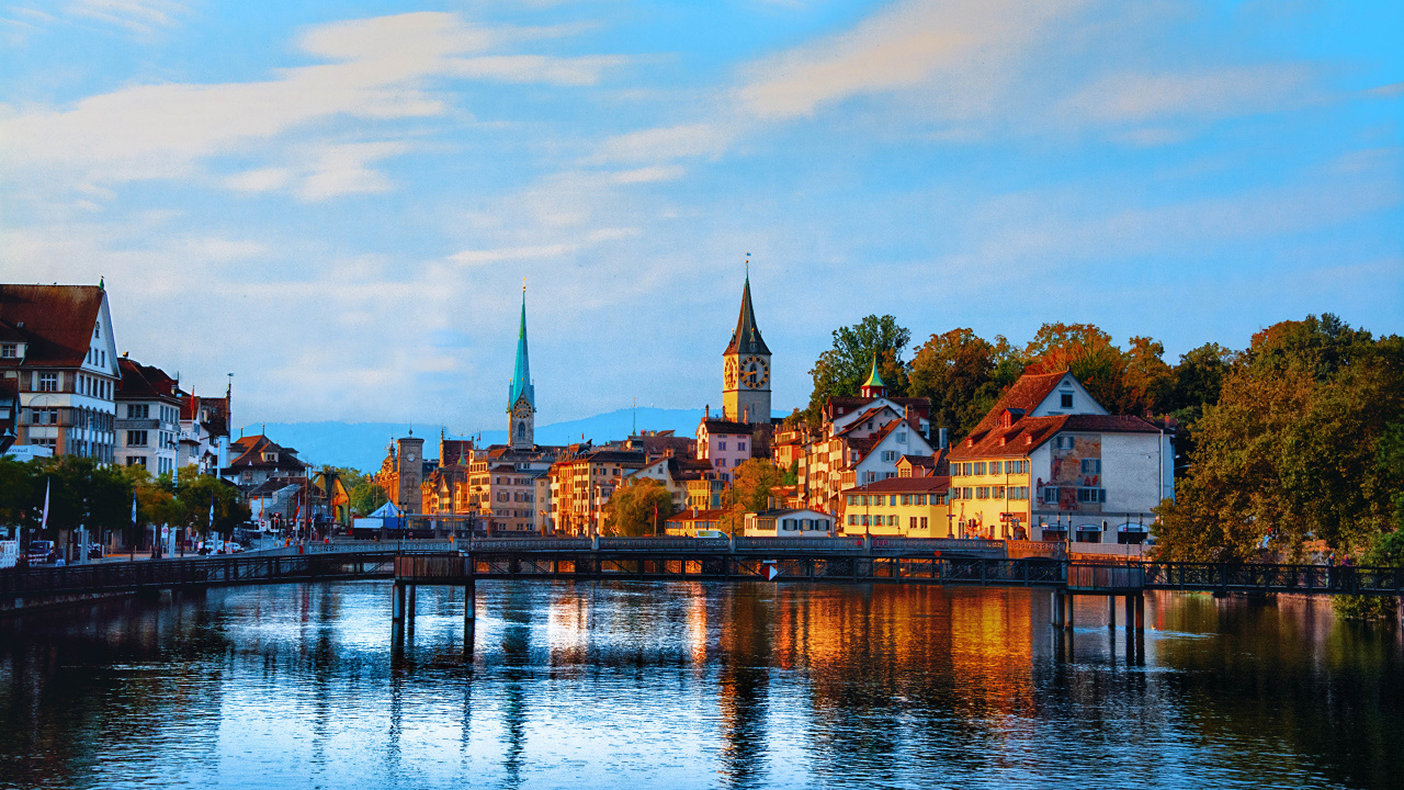 Braunes Und Weißes Betongebäude in Der Nähe Eines Gewässers Tagsüber. Wallpaper in 1280x720 Resolution