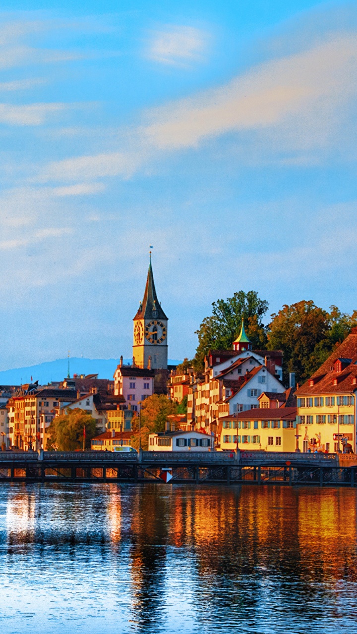 Braunes Und Weißes Betongebäude in Der Nähe Eines Gewässers Tagsüber. Wallpaper in 720x1280 Resolution