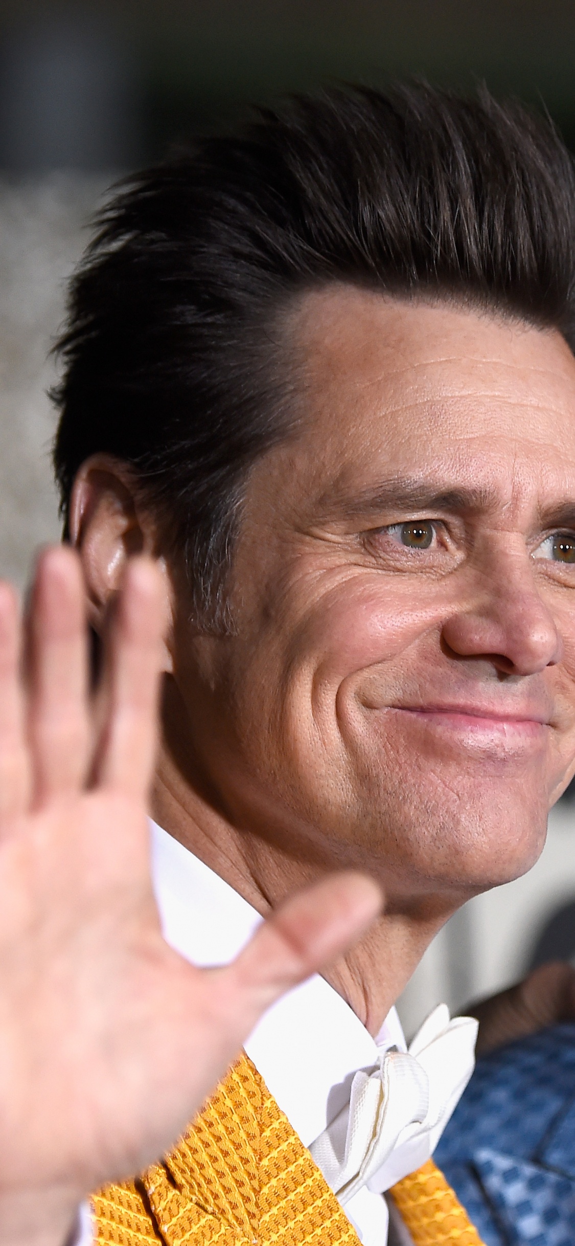 Mann im Weißen Hemd Neben Mann im Blau-weiß Karierten Hemd. Wallpaper in 1125x2436 Resolution