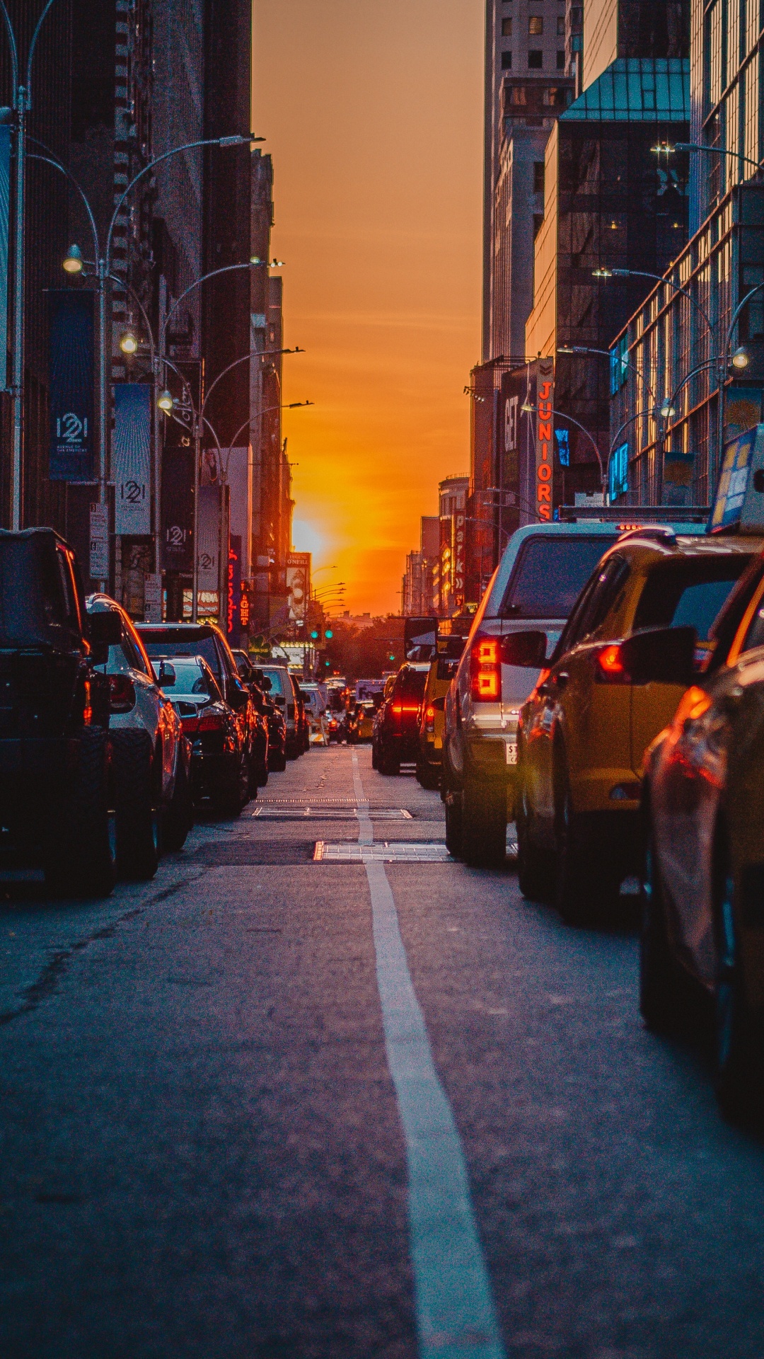 Autos Auf Der Straße Während Der Nachtzeit. Wallpaper in 1080x1920 Resolution