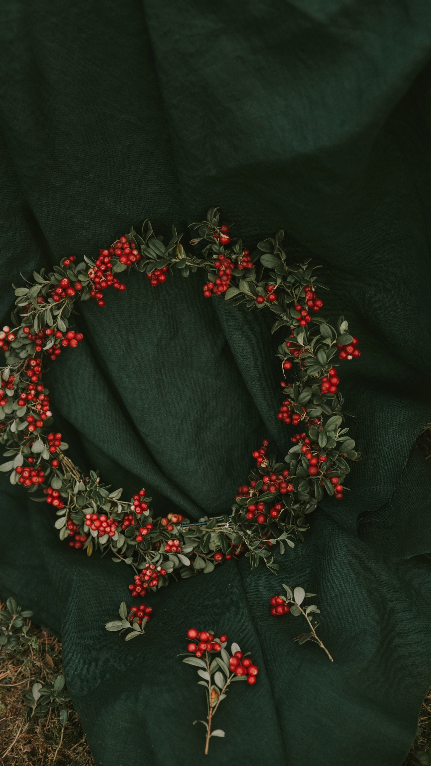 Couronne de Fleurs Rouge et Verte. Wallpaper in 1440x2560 Resolution