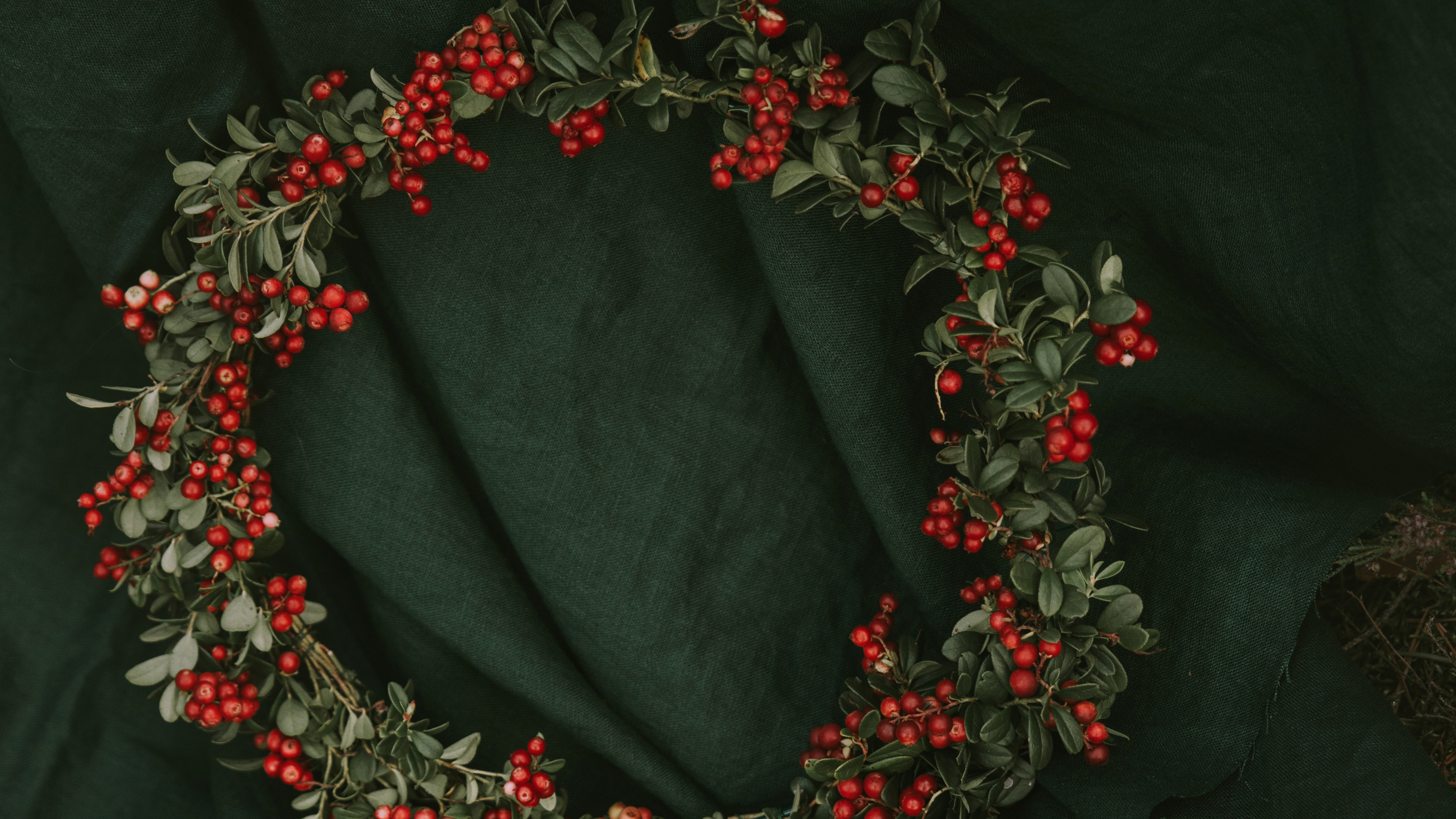 Couronne de Fleurs Rouge et Verte. Wallpaper in 3840x2160 Resolution