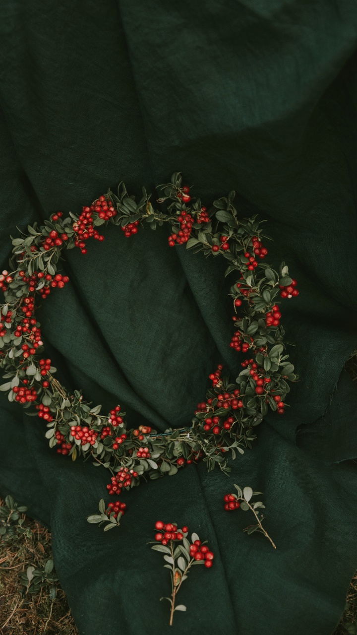 Red and Green Floral Wreath. Wallpaper in 720x1280 Resolution