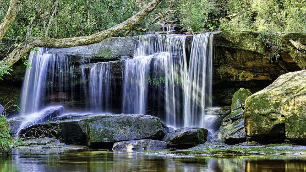 El Agua Cae en la Orilla Rocosa Durante el Día.. Wallpaper in 1280x720 Resolution