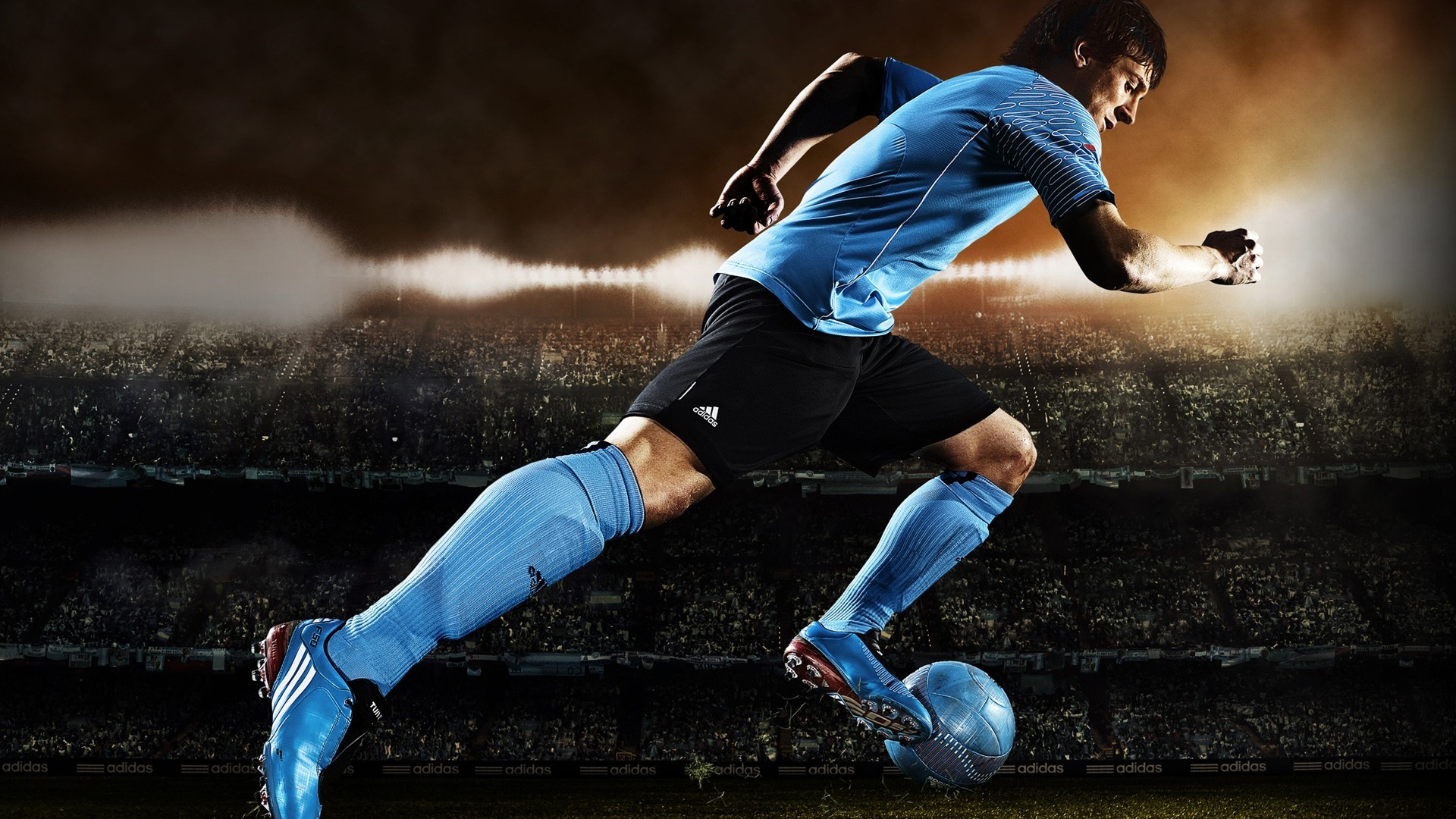 Homme en Chemise en Jersey Bleu et Blanc et Jeans en Denim Bleu Jouant au Football. Wallpaper in 1920x1080 Resolution