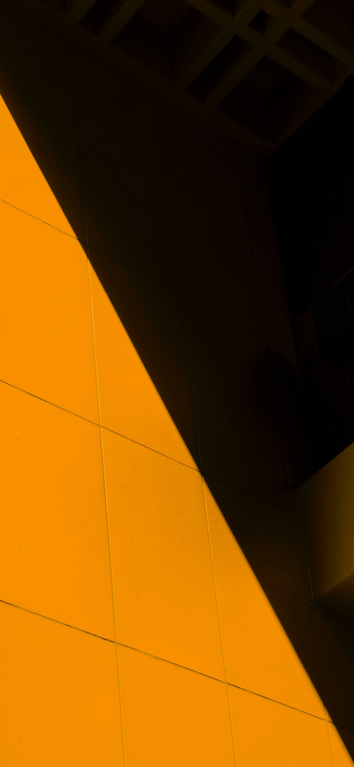 Gelbe Bodenfliesen in Der Nähe Der Weißen Wand. Wallpaper in 1125x2436 Resolution