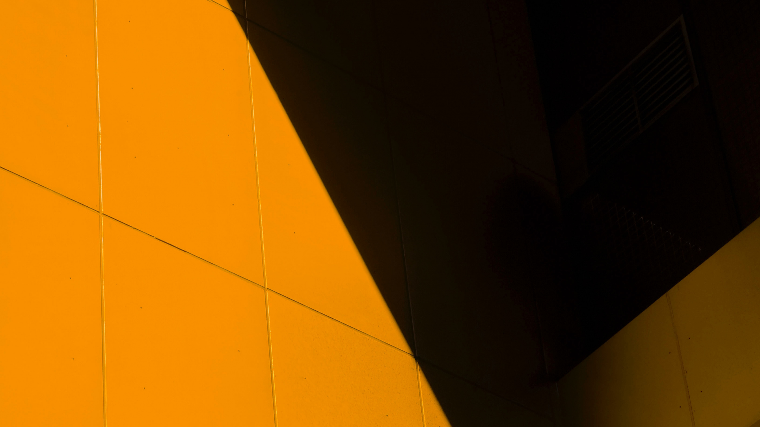 Baldosas Amarillas Cerca de la Pared Blanca. Wallpaper in 2560x1440 Resolution