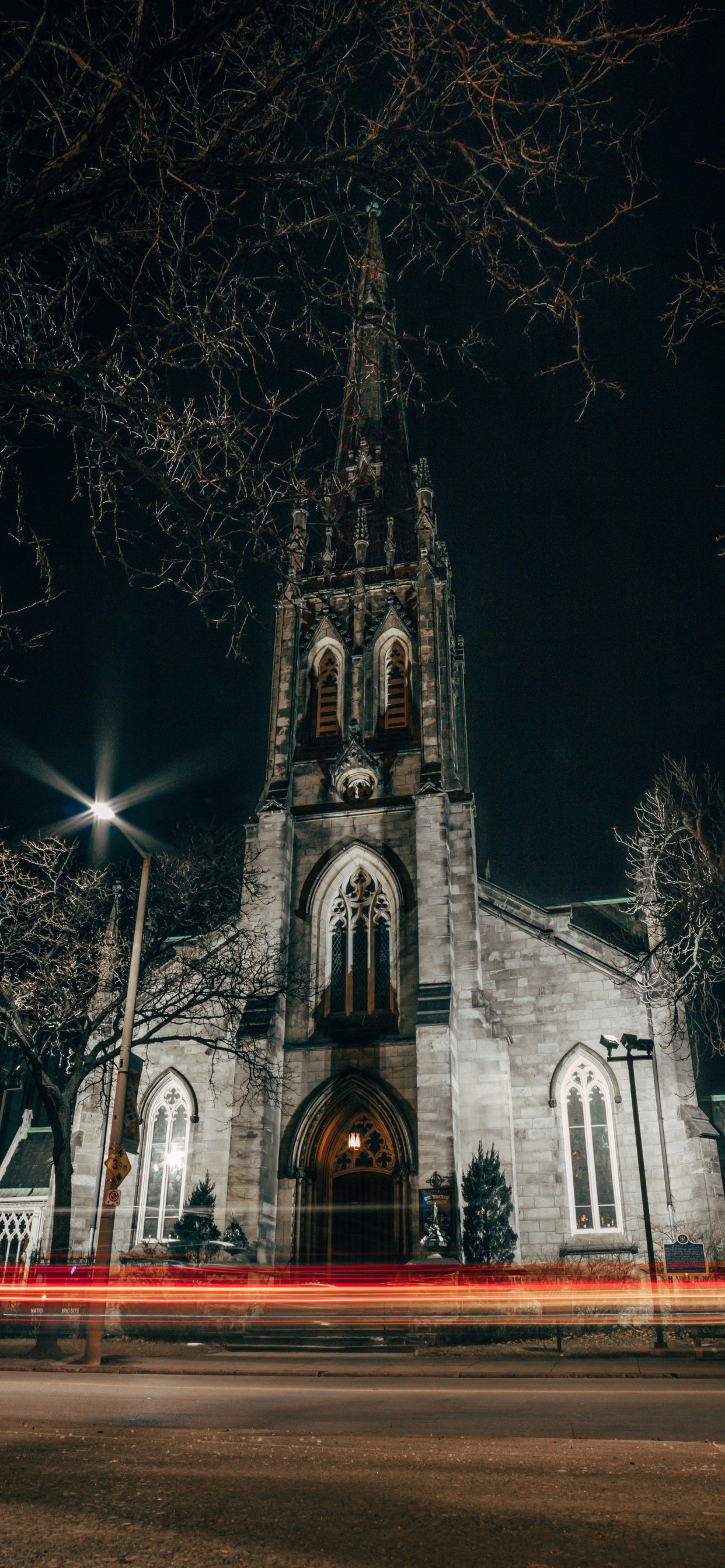 Weiße Und Braune Betonkirche. Wallpaper in 1242x2688 Resolution