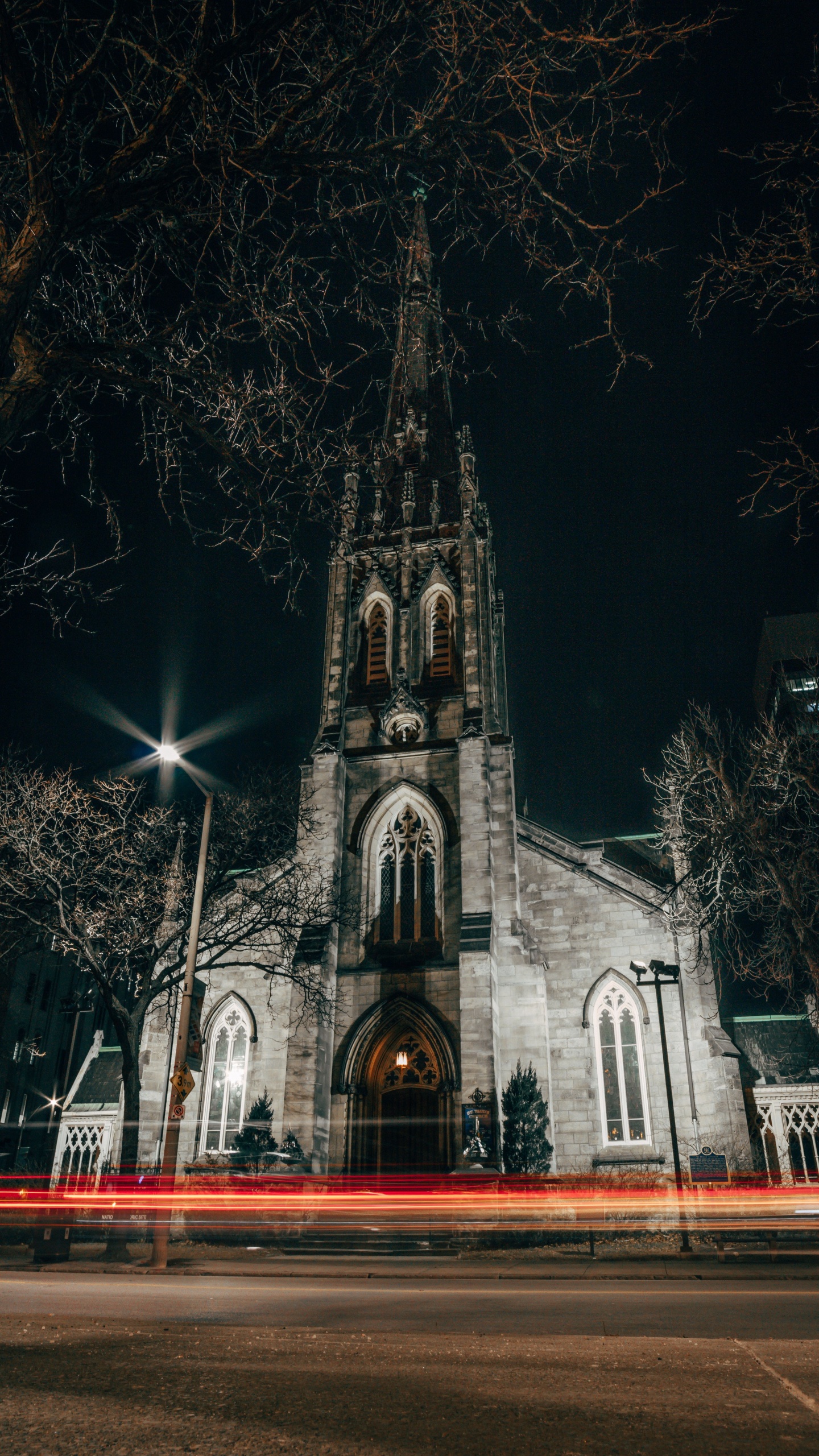 Weiße Und Braune Betonkirche. Wallpaper in 1440x2560 Resolution