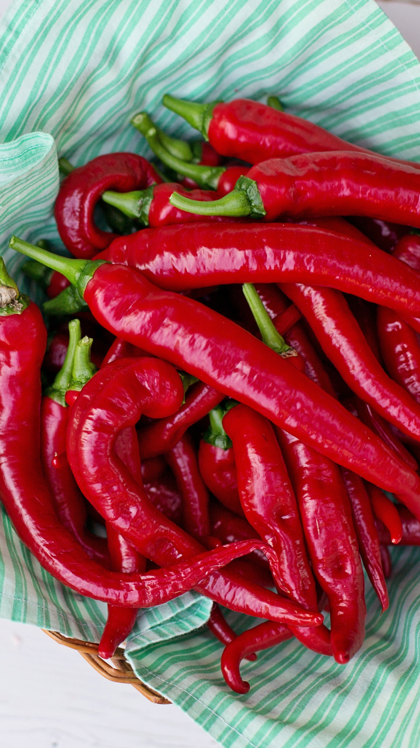 Piment Rouge Sur Textile Blanc et Vert. Wallpaper in 1440x2560 Resolution