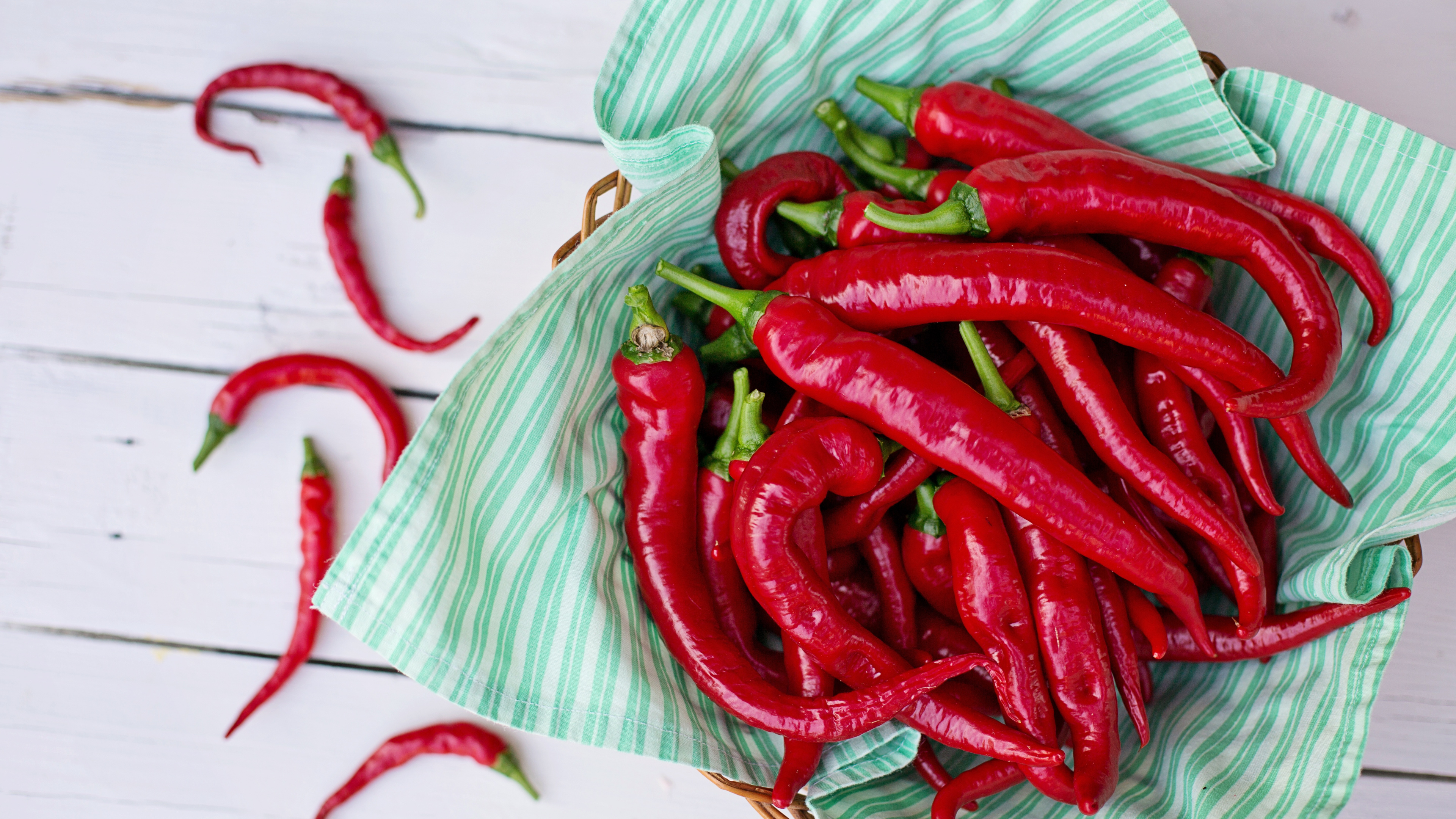 Piment Rouge Sur Textile Blanc et Vert. Wallpaper in 3840x2160 Resolution