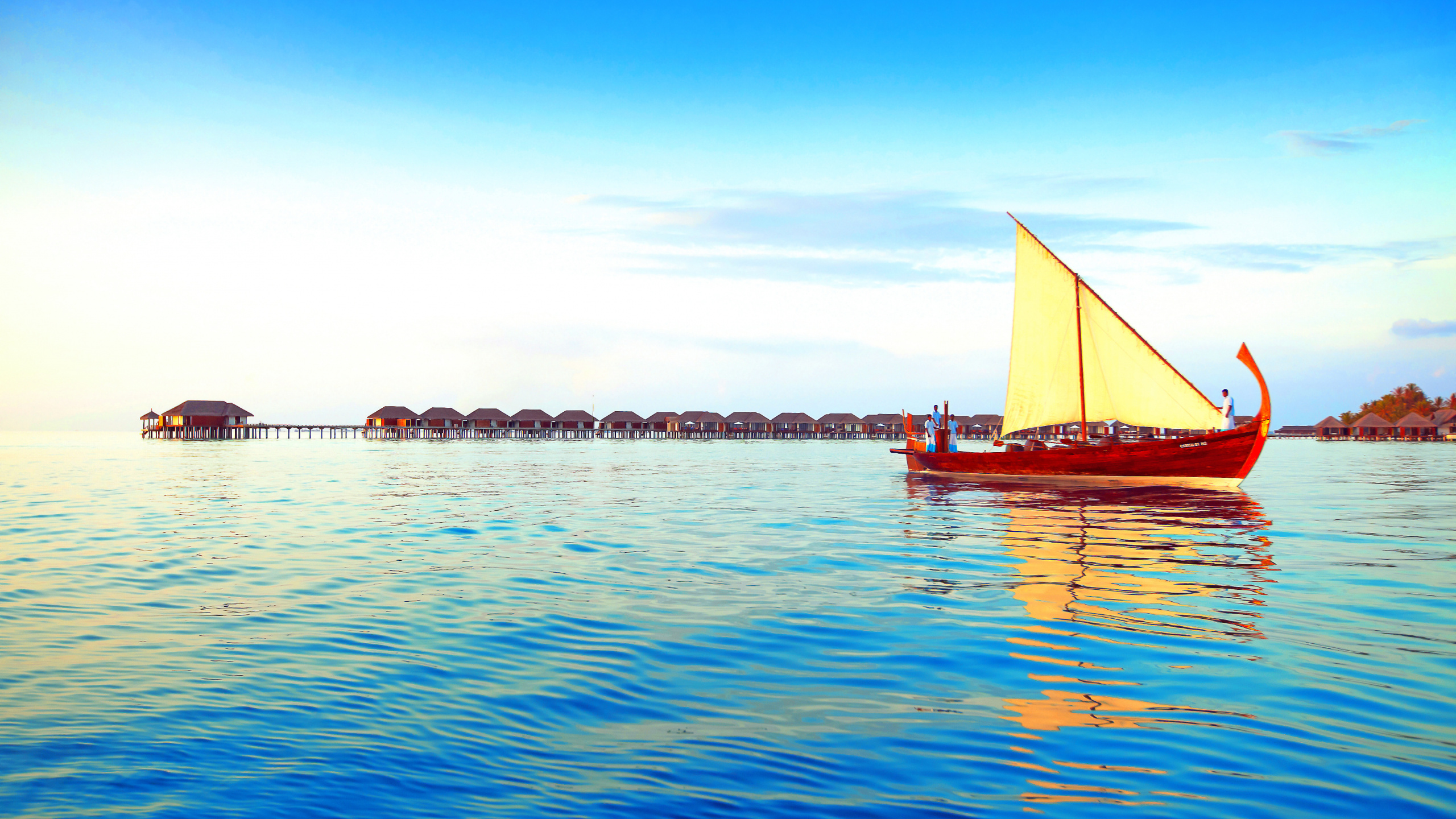 Velero Rojo en el Mar Durante el Día. Wallpaper in 2560x1440 Resolution