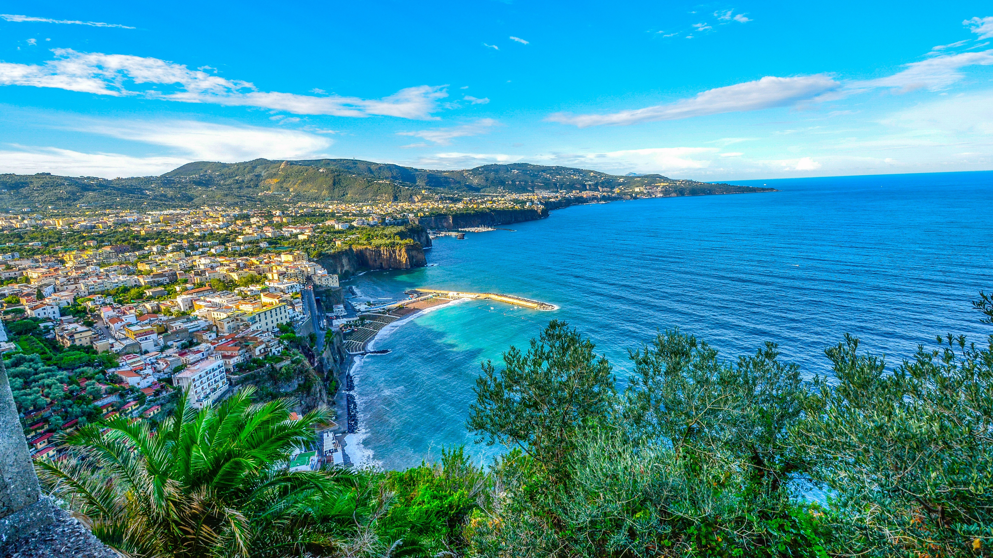 Vue Aérienne de la Ville Près de la Mer Pendant la Journée. Wallpaper in 3840x2160 Resolution